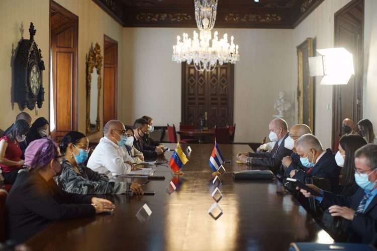 El vice primer ministro de Cuba, Ricardo Cabrisas, llegó el lunes a Caracas. Foto: mppre.gob.ve