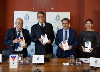 El director de la Real Academia de la lengua de Cuba, Rogelio Rodríguez Coronel (i); el escritor nicaragüense Sergio Ramirez (2i), y Pilar Reyes, directora de la editorial Alfaguara, durante la presentación de "Martí en su universo", una antología de la obra del prócer y escritor cubano José Martí, el martes 23 de noviembre de 2021, en Madrid, España. Foto: Rodrigo Jiménez / EFE.