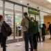 Viajeros esperan pruebas rápidas para el diagnóstico de la COVID-19 en el Aeropuerto Internacional de Ciudad del Cabo, Sudáfrica, a medida que entren en vigor las restricciones a los vuelos internacionales, el 28 de noviembre de 2021. Foto: Nic Bothma / EFE.