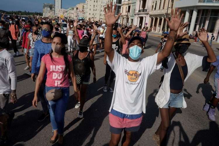 Manifestación opositora del 11 de julio en La Habana. | Foto: Alexandre Meneghini / Reuters