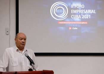 El ministro cubano de Comercio Exterior e Inversión Extranjera (Mincex), Rodrigo Malmierca, durante una conferencia de prensa en La Habana, el 4 de noviembre de 2021. Foto: Ernesto Mastrascusa / EFE.