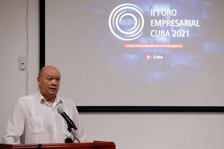 El ministro cubano de Comercio Exterior e Inversión Extranjera (Mincex), Rodrigo Malmierca, durante una conferencia de prensa en La Habana, el 4 de noviembre de 2021. Foto: Ernesto Mastrascusa / EFE.