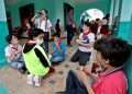 Estudiantes conversan durante un receso en una escuela de La Habana, tras la reanudación de las clases presenciales el 8 de noviembre de 2021. Foto: Ernesto Mastrascusa / EFE.