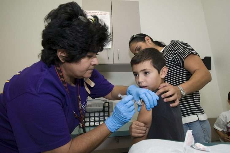 Una enfermera le administra una vacuna anticovid a un niño de 8 años en la clínica El Río de Tucson, Arizona (EEUU). Foto: Gary Williams / EFE.