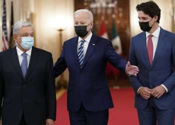 Los presidente Biden, López Obrador y Trudeau inauguran la cumbre tripartita.  Foto: Excelsior/AP.