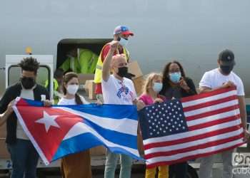 Líderes de organizaciones de estadounidenses y cubanoamericanos, a su llegada al aeropuerto internacional de La Habana con un donativo para la Isla, el 5 de noviembre de 2021. Foto: Otmaro Rodríguez.