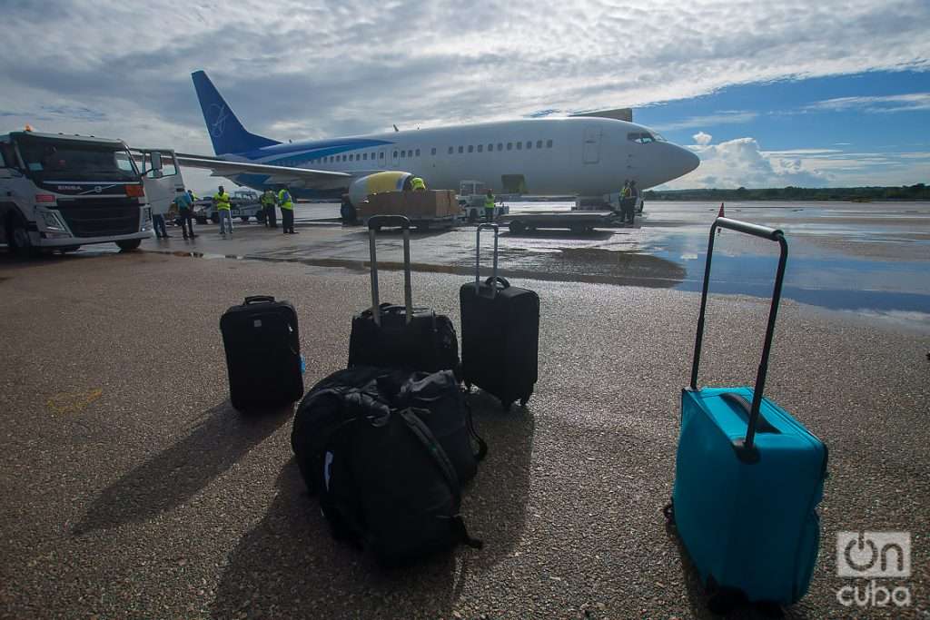 Llegada al aeropuerto internacional de La Habana de un donativo de organizaciones estadounidenses y cubanoamericanas a Cuba. Foto: Otmaro Rodríguez.