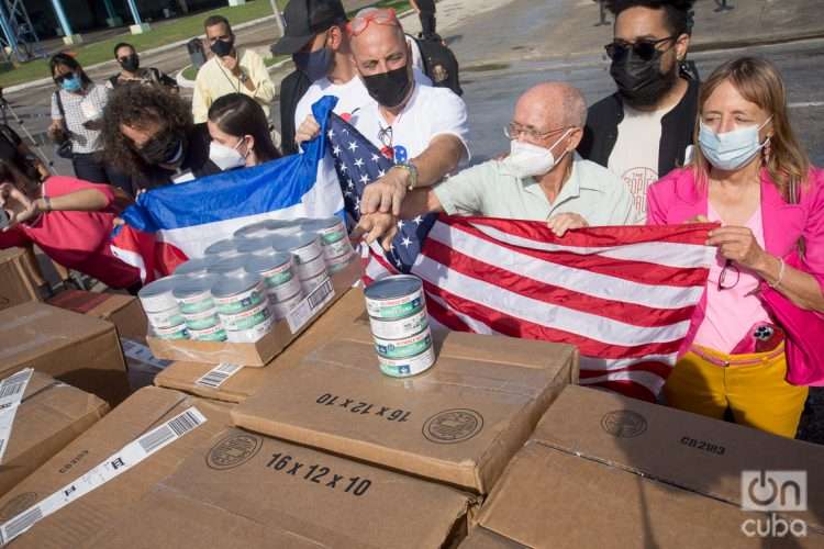 Donativo de organizaciones estadounidenses y cubanoamericanas a Cuba, a su llegada al aeropuerto de La Habana. Al centro, el profesor y activista Carlos Lazo. Foto: Otmaro Rodríguez.