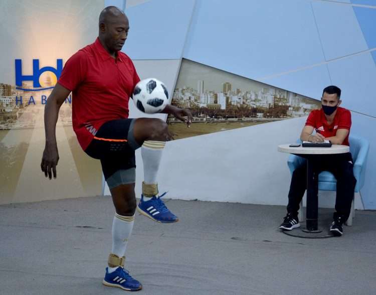 Erick Hernández establece nuevo récord del mundo en dominio del balón, solo con los muslos y con peso en sus pies. Foto: Ricardo López Hevia.