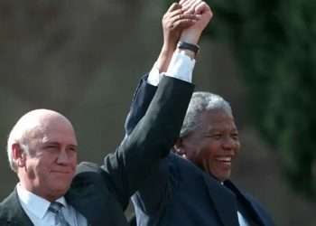 De Klerk y Mandela tras la liberación de este, en febrero de 1990. Foto: OnCuba/Archivo.