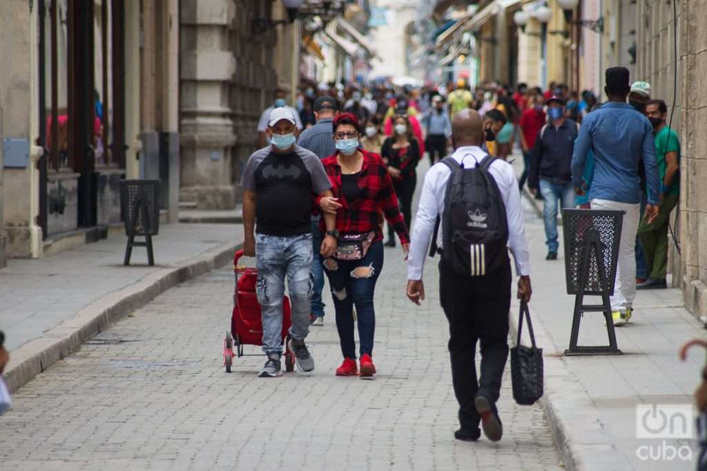 Personas en una calle de La Habana. Foto: Otmaro Rodríguez.