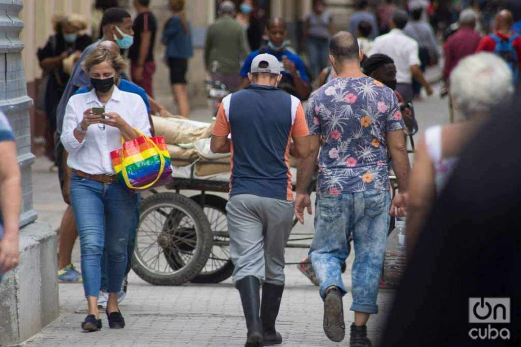 Personas en una calle de La Habana. Foto: Otmaro Rodríguez.