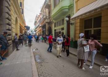 Personas en una calle de La Habana. Foto: Otmaro Rodríguez.