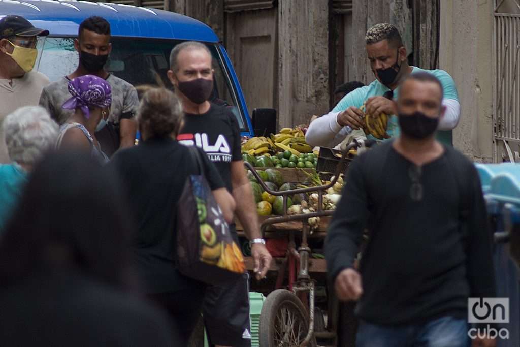 Personas en una calle de La Habana. Foto: Otmaro Rodríguez.