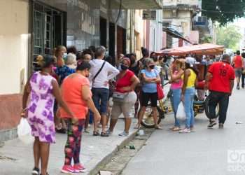 Personas en una calle de La Habana. Foto: Otmaro Rodríguez / Archivo.