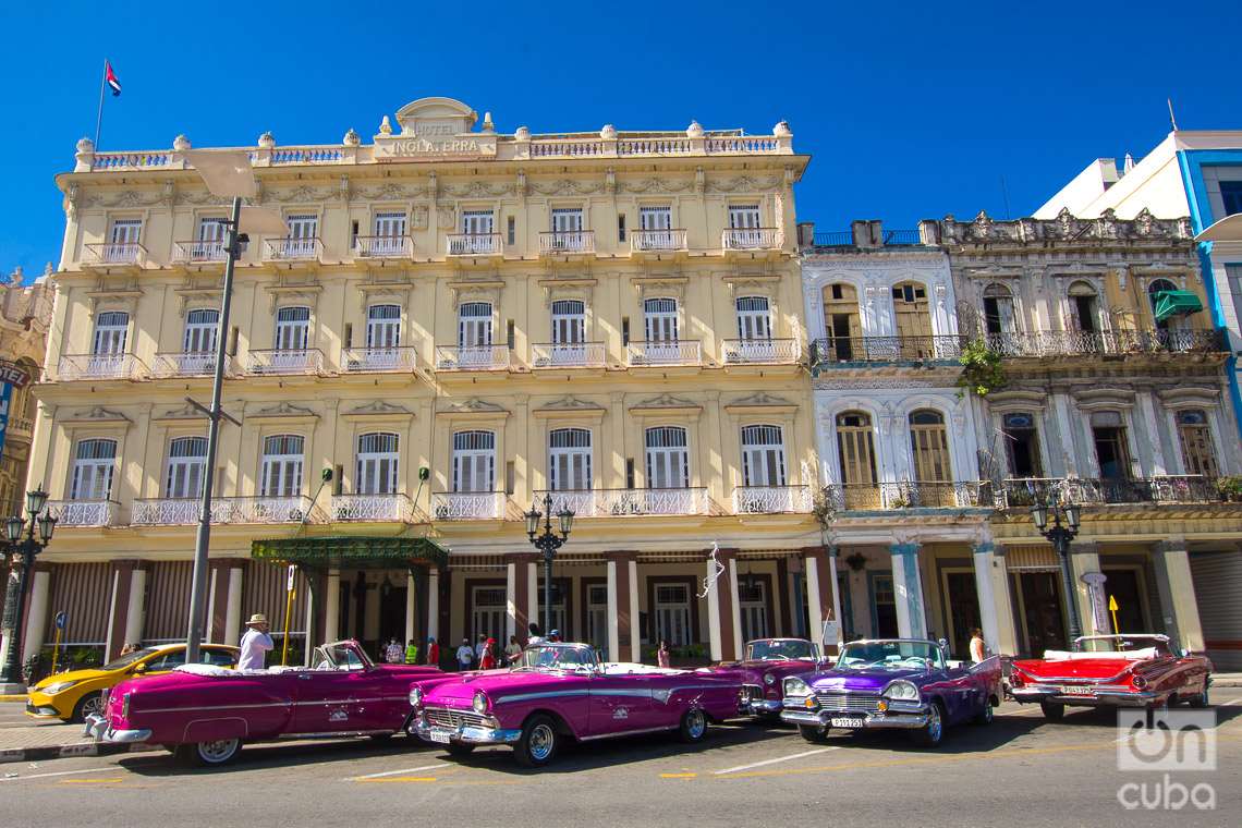 Parqueo de autos clásicos frente al Hotel Inglaterra, en La Habana. Foto: Otmaro Rodríguez.