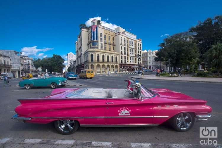 Buick LeSabre, parqueado frente al Parque Central de La Habana. Foto: Otmaro Rodríguez.