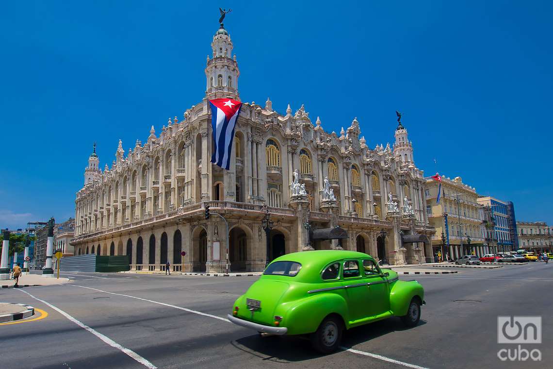 Muchos autos antiguos, conocidos como "almendrones", prestan servicio de taxi en La Habana y otras ciudades de Cuba. Foto: Otmaro Rodríguez.