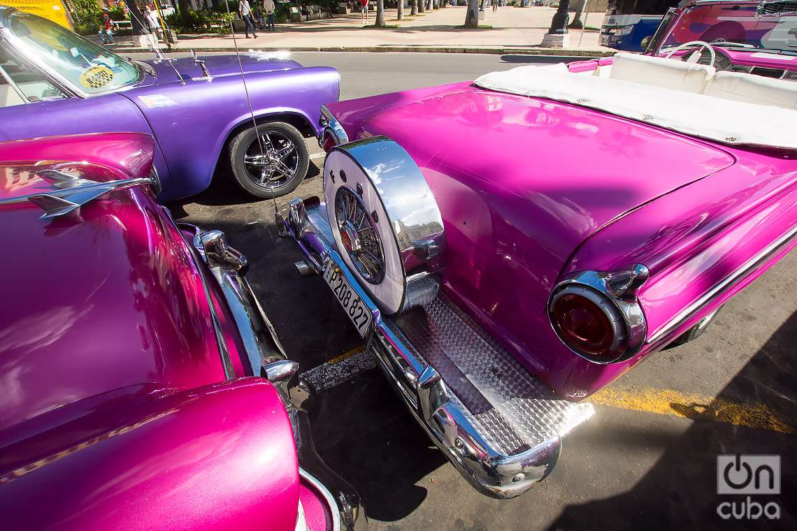 Los colores llamativos en autos clásicos estadounidenses son una tendencia en Cuba. Foto: Otmaro Rodríguez.