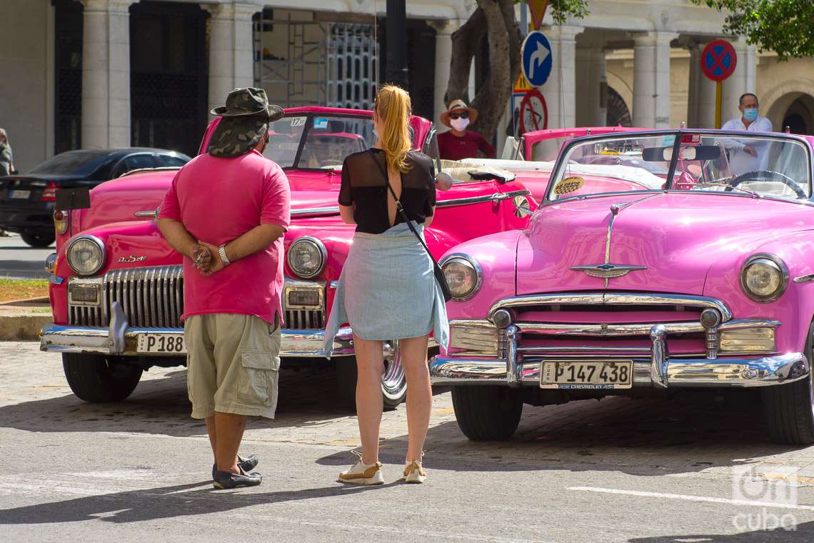 Muchos amantes de los autos visitan La Habana para ver a los llamados museos rodantes. Foto: Otmaro Rodríguez.