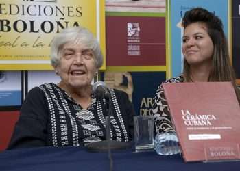 La Dra. María Elena Jubrías durante la presentación de su libro "La cerámica cubana entre el moderno y el posmoderno" (2017). Foto: Habana Radio.