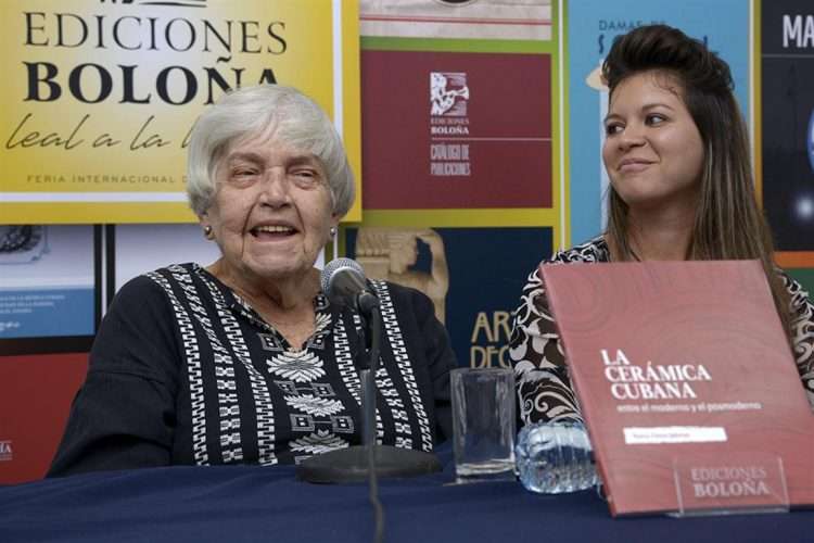 La Dra. María Elena Jubrías durante la presentación de su libro "La cerámica cubana entre el moderno y el posmoderno" (2017). Foto: Habana Radio.