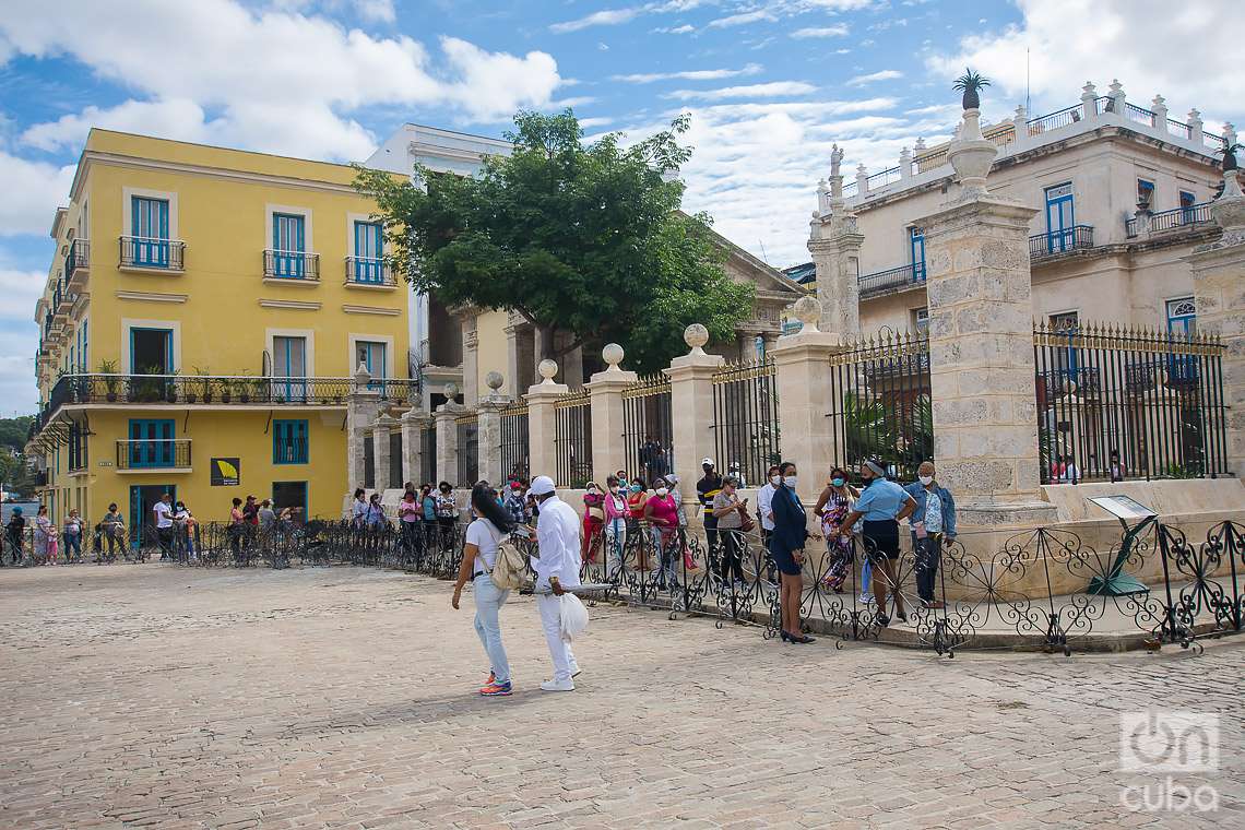 Fila de personas en las afueras del Templete, en La Habana Vieja, para darle tres vueltas a la ceiba y pedir sus deseos, en la mañana del 16 de noviembre de 2021. Foto: Otmaro Rodríguez.