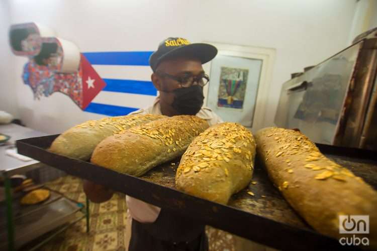 La poca disponibilidad de harina de trigo limitaron la producción de pan en Cuba durante el pasado año. Foto: Otmaro Rodríguez