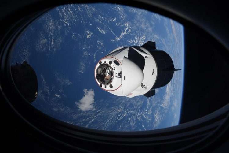 La cápsula SpaceX Crew Dragon se acerca a la Estación Espacial Internacional para atracar. EEUU sostiene que está rastreando un campo de escombros en órbita, el resultado aparente de algún evento de ruptura de satélites. Foto: NASA.