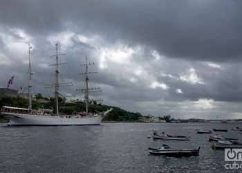 El velero noruego "Statsraad Lehmkuhl" entrando a la bahía de La Habana, el miércoles 24 de noviembre de 2021. Foto: Otmaro Rodríguez.