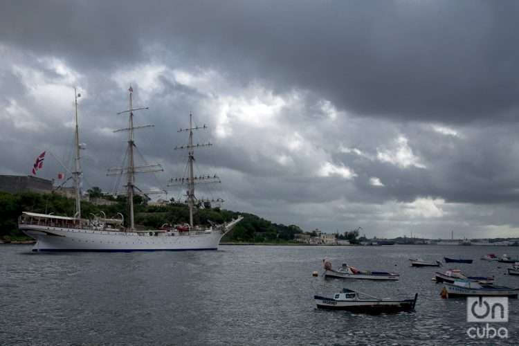 El velero noruego "Statsraad Lehmkuhl" entrando a la bahía de La Habana, el miércoles 24 de noviembre de 2021. Foto: Otmaro Rodríguez.