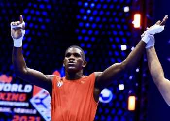 El cubano Yoenlis Hernández es declarado vencedor en el combate por el título del orbe en la división de los 75 kg, en el Campeonato Mundial de Belgrado, Serbia, el 5 de noviembre de 2021. Foto: @AIBA_Boxing / Twitter.