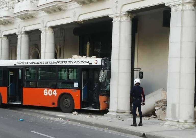 Ómnibus urbano impactado contra el Gran Hotel Manzana Kempinski, de La Habana, el 24 de noviembre de 2021. Foto: Cubadebate.