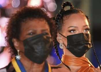 La cantante y diseñadora de moda Rihanna (d), junto a la presidenta de Barbados Sandra Mason, durante el acto de proclamación como república de la nación caribeña, el 29 de noviembre de 2021. Foto: Toby Melville / Reuters vía Sputnik News.