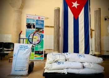 Muestra de un donativo de leche en polvo para poblaciones vulnerables en Cuba, gracias a la contribución de la la Agencia Suiza para el Desarrollo y la Cooperación (COSUDE). Foto: Embajada de Suiza en Cuba / Facebook.