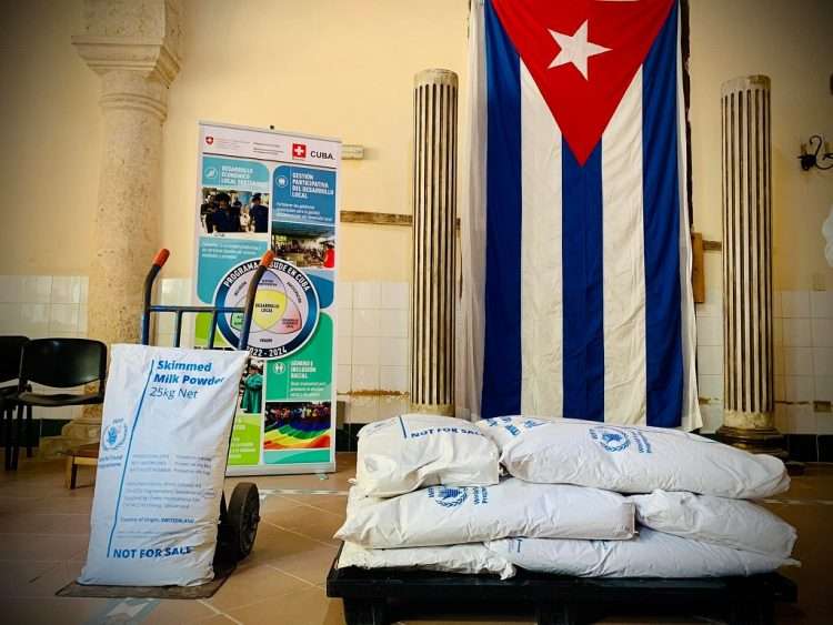 Muestra de un donativo de leche en polvo para poblaciones vulnerables en Cuba, gracias a la contribución de la la Agencia Suiza para el Desarrollo y la Cooperación (COSUDE). Foto: Embajada de Suiza en Cuba / Facebook.