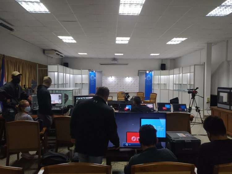 Organizadores horas antes de la apertura del Foro. Foto: twitter.com/MINCEX_CUBA