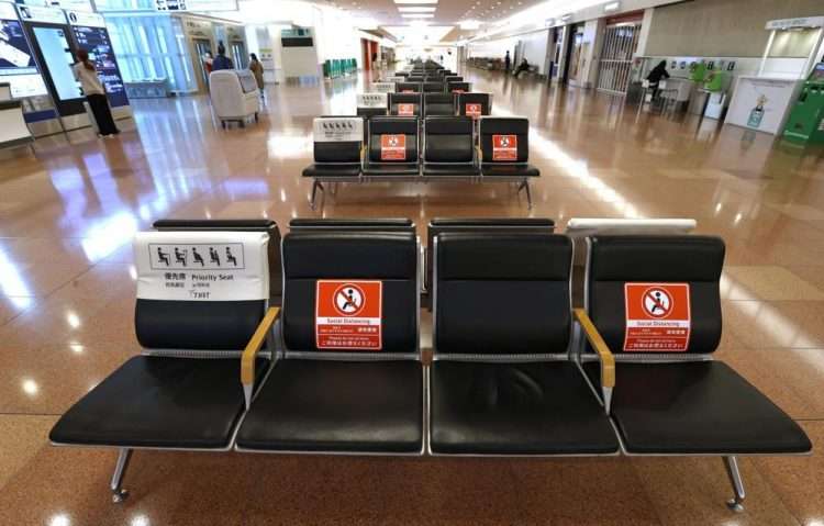 El vestíbulo de llegada de la terminal internacional está desierto en el aeropuerto de Haneda en Tokio, Japón, el martes 30 de noviembre de 2021. Japón anunció que suspenderá la entrada de todos los visitantes extranjeros de todo el mundo a medida que se propague la nueva variante del coronavirus. Foto: Shinji Kita / Kyodo News/AP.