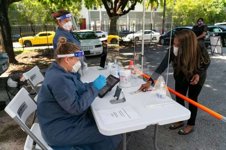 Medicos y enfermeros del sistema de salud de Florida proceden a hacer testes del coronavirus en las calles de Miami.  Foto: Carl Juste  Cortesía Miami Herald.