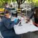 Medicos y enfermeros del sistema de salud de Florida proceden a hacer testes del coronavirus en las calles de Miami.  Foto: Carl Juste  Cortesía Miami Herald.