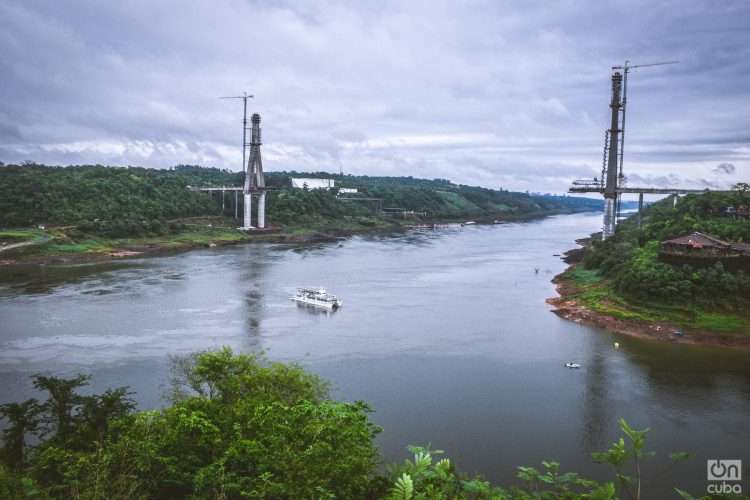 La confluencia entre los ríos Paraná e Iguazú es la marca exacta de la Triple Frontera entre Paraguay, Argentina y Brasil. Foto: Kaloian Santos.