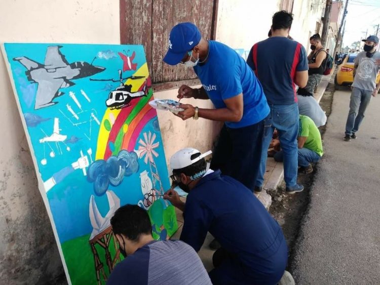 Artistas participan en un mural durante la 14 Bienal de La Habana, en la subsede de Artemisa. Foto: acn.cu