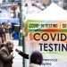 Una persona se hace la prueba para el diagnóstico de la COVID-19 en una carpa de prueba en el vecindario de Midtown de Nueva York, EE. UU., 16 de diciembre de 2021. Foto: Justin Lane / EFE.