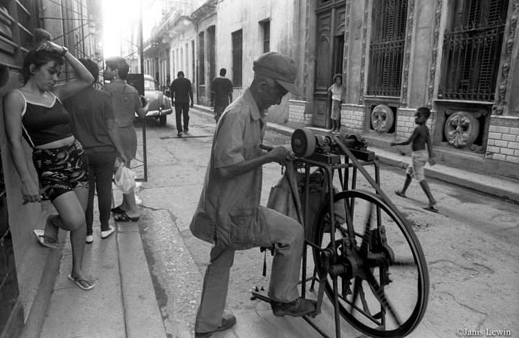Afilador de tijeras. Una armonía casual, 1997. Centro Habana.