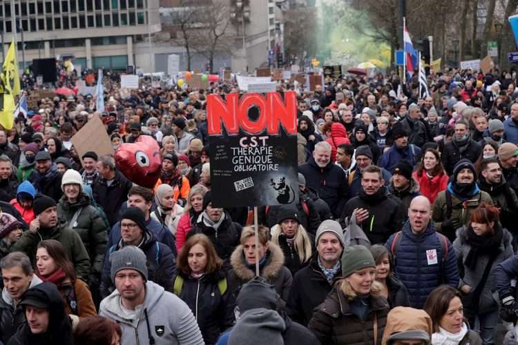 Miles de personas se manifestaron en Bruselas contra las medidas anti-Covid y la posible obligatoriedad de las vacunas. Foto: EFE.