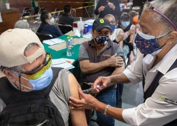Personal de salud aplica a adultos mayores la tercera dosis de refuerzo de la vacuna contra la covid-19, el 23 de diciembre de 2021, en la Ciudad de México (México). Foto: EFE/Madla Hartz