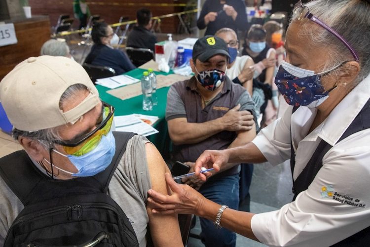 Personal de salud aplica a adultos mayores la tercera dosis de refuerzo de la vacuna contra la covid-19, el 23 de diciembre de 2021, en la Ciudad de México (México). Foto: EFE/Madla Hartz