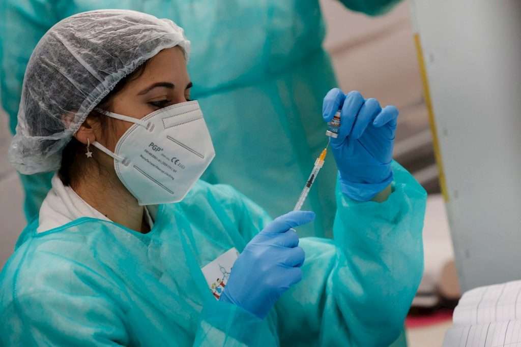 Una enfermera prepara una dosis de una vacuna contra la COVID-19. Foto: Giuseppe Lami / EFE / Archivo.