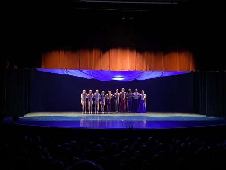 Bailarines de la compañía Acosta Danza durante una de sus persentaciones en España, en la temporada 2021. Foto: tomada del perfil oficial de la Compañía en Facebook.