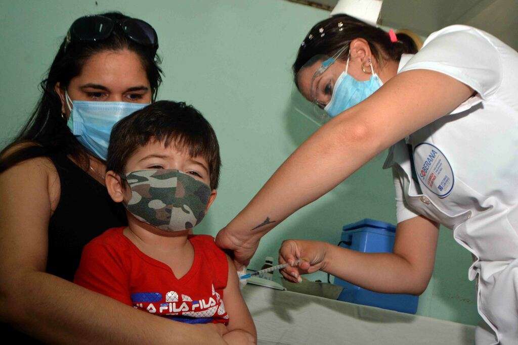 Vacunación infantil contra la COVID-19 en Cuba durante la pandemia. Foto: Modesto Gutiérrez Cabo / ACN / Archivo.